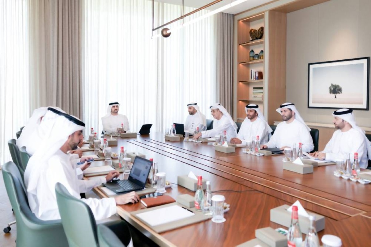 مكتوم بن محمد خلال الاجتماع بحضور أعضاء المجلس