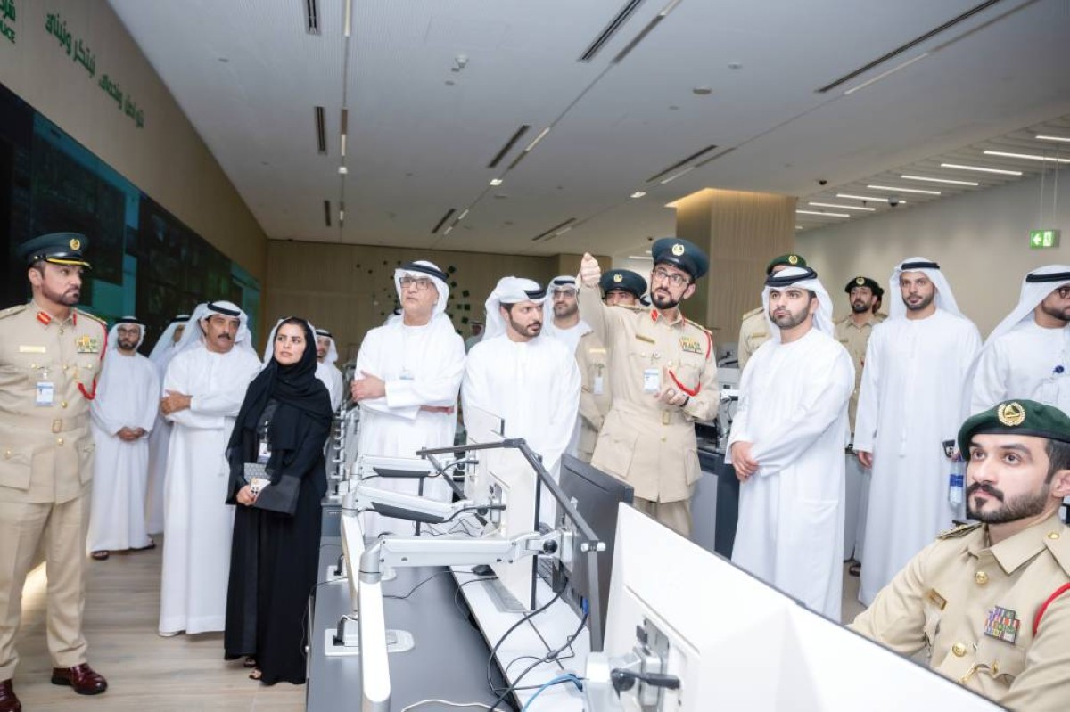 سموه يستمع إلى شرح عن الإجراءات المتبعة
