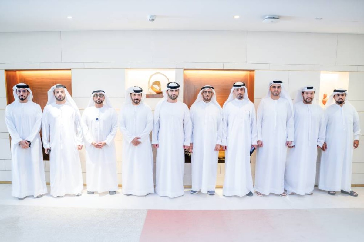 منصور بن محمد متوسطاً محمد المري وعمر العديدي وأعضاء المجلس وعدد من القيادات التنفيذية 
