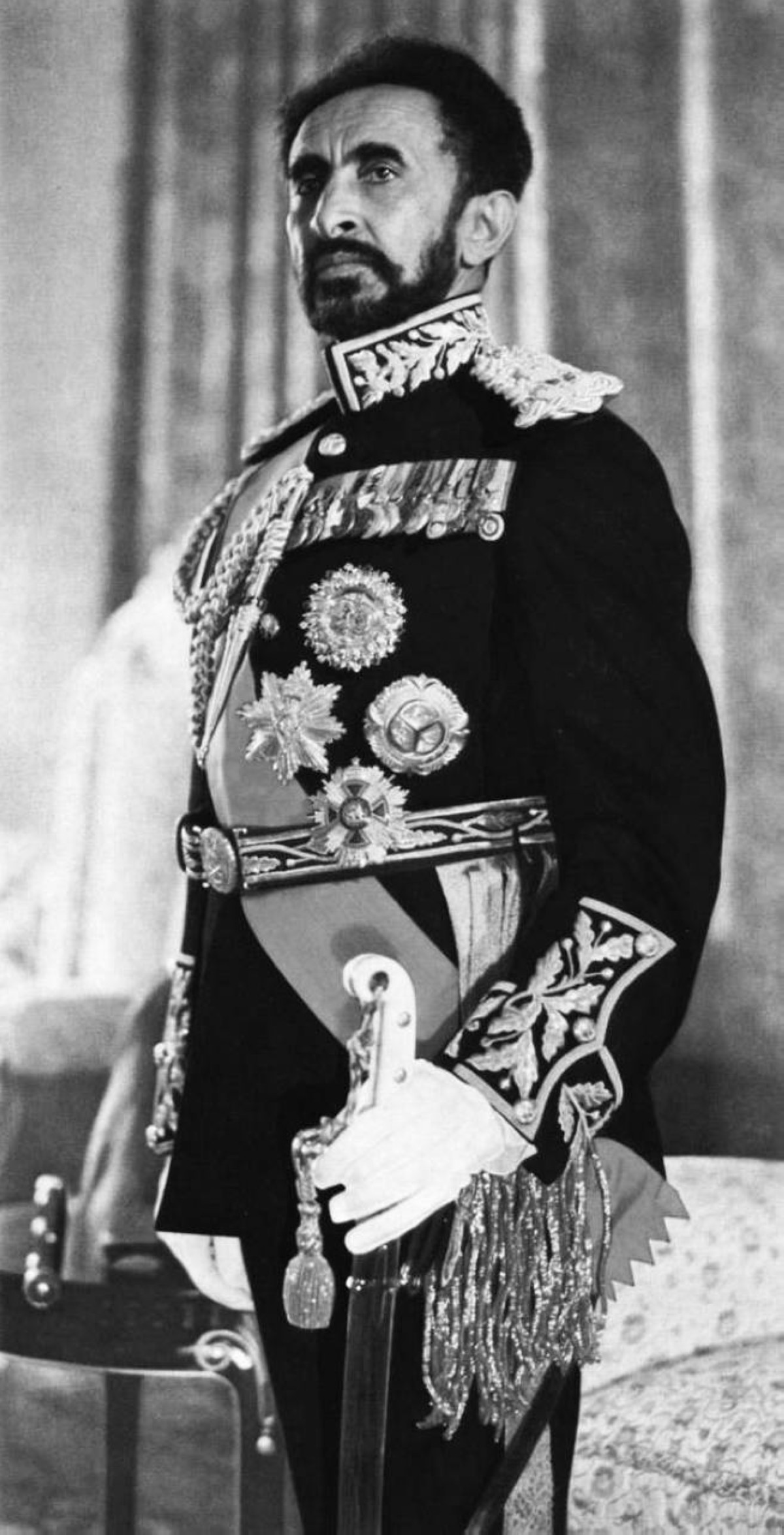 1930 تتويج هيلا سيلاسي إمبراطوراً على إثيوبيا.
