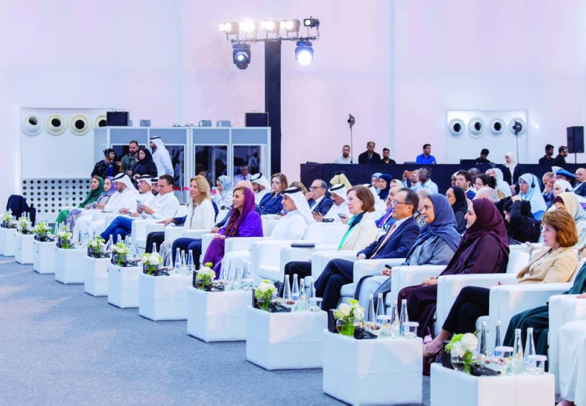 بدور القاسمي وأحمد العامري وعدد من المسؤولين والحضور خلال افتتاح المؤتمر 