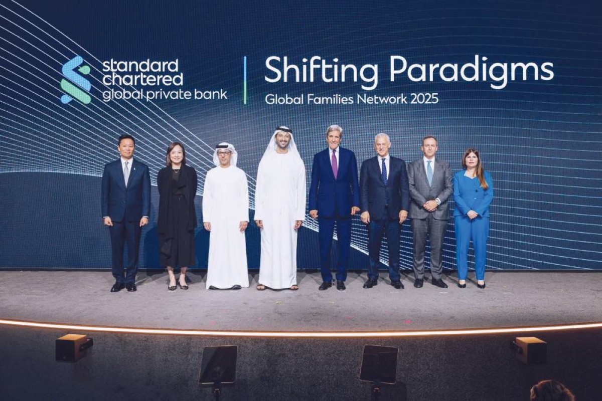 عبد الله بن طوق خلال المنتدى بحضور هادي بدري وجون كيري ومسؤولين من البنك