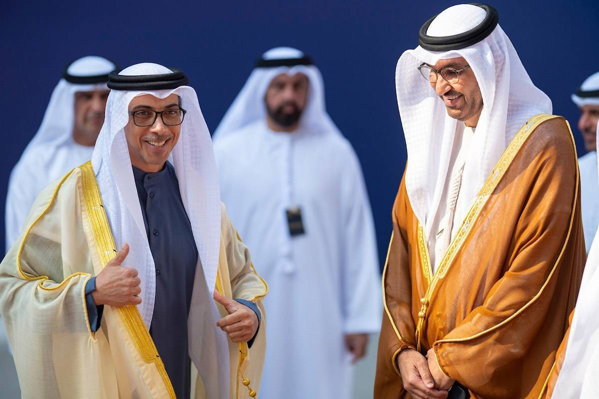 منصور بن زايد خلال المعرض بحضور سلطان الجابر