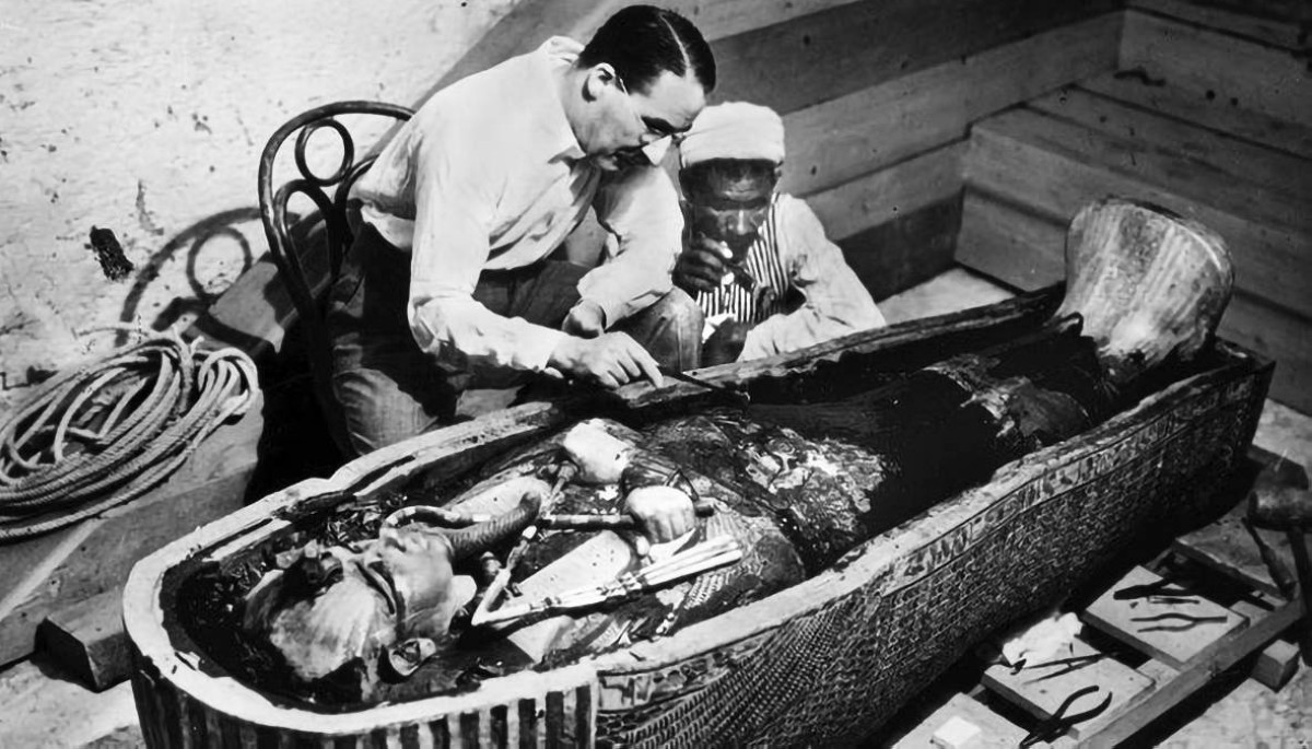 1922 -  الباحث الإنجليزي في علم المصريات هوارد كارتر يكتشف قبر توت عنخ آمون.