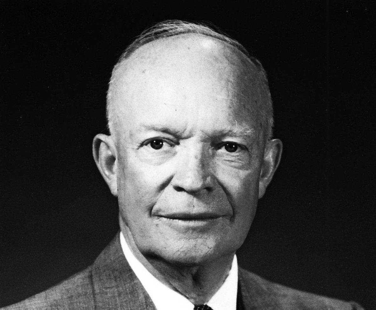 1952 -  دوايت أيزنهاور يفوز في انتخابات الرئاسة الأمريكية.