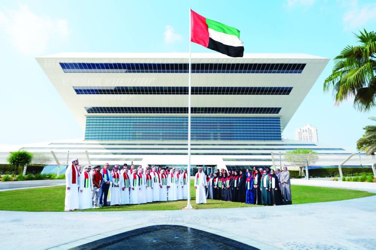 محمد المر والحضور خلال فعالية رفع علم الإمارات 