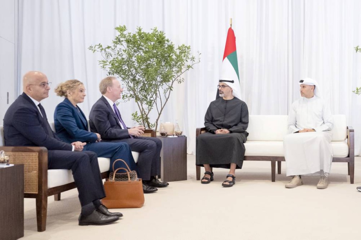 خالد بن محمد خلال استقبال براد سميث وكبار مسؤولي «مايكروسوفت» بحضور خلدون المبارك 
