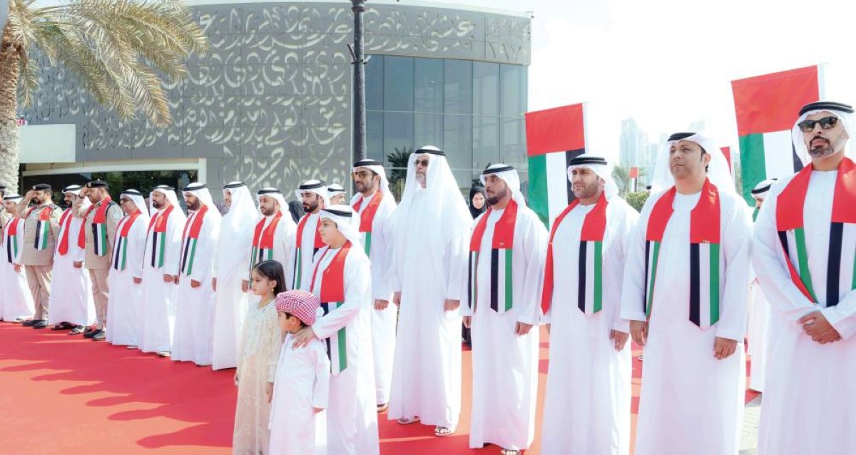 سلطان بن محمد بن سلطان وسلطان بن أحمد والمسؤولون خلال فعالية رفع العلم