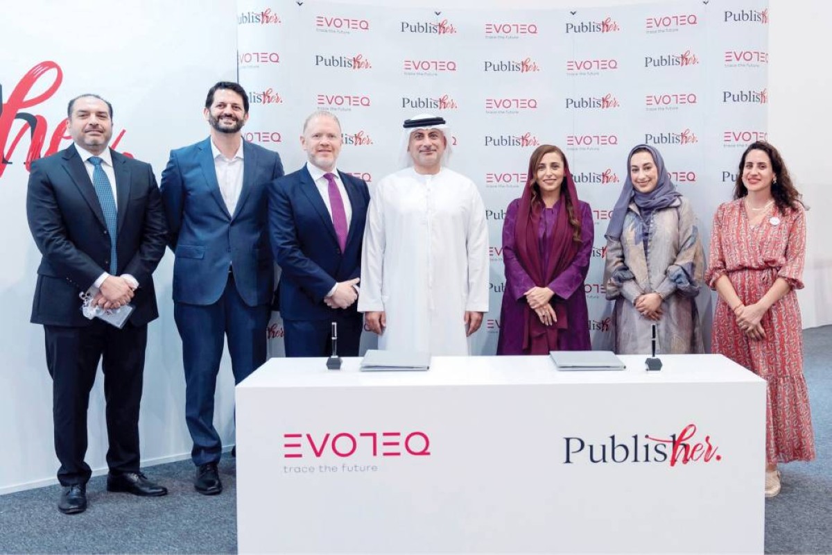 بدور القاسمي خلال فعالية توقيع شراكة بين «إيفوتك» و«ببلش هير»