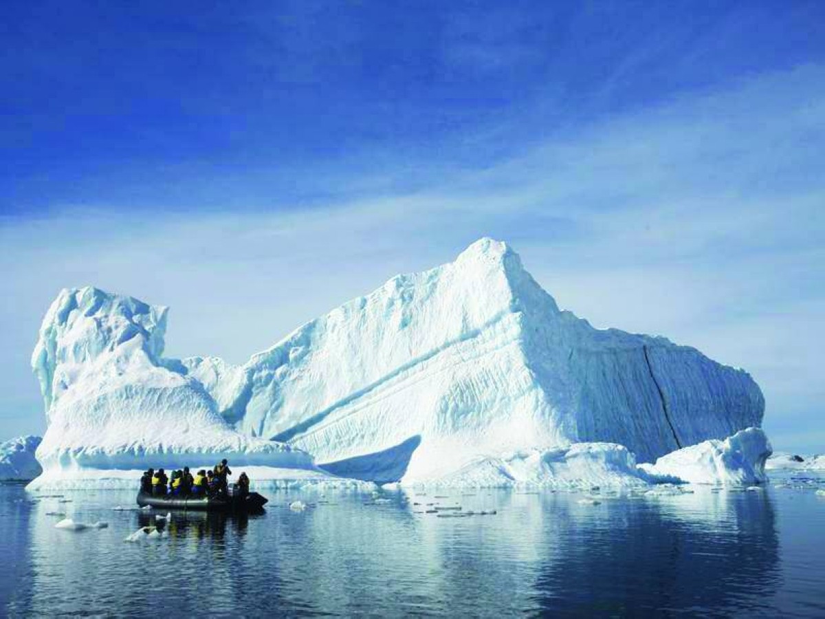 نهر جليدي يتفكك بسرعة