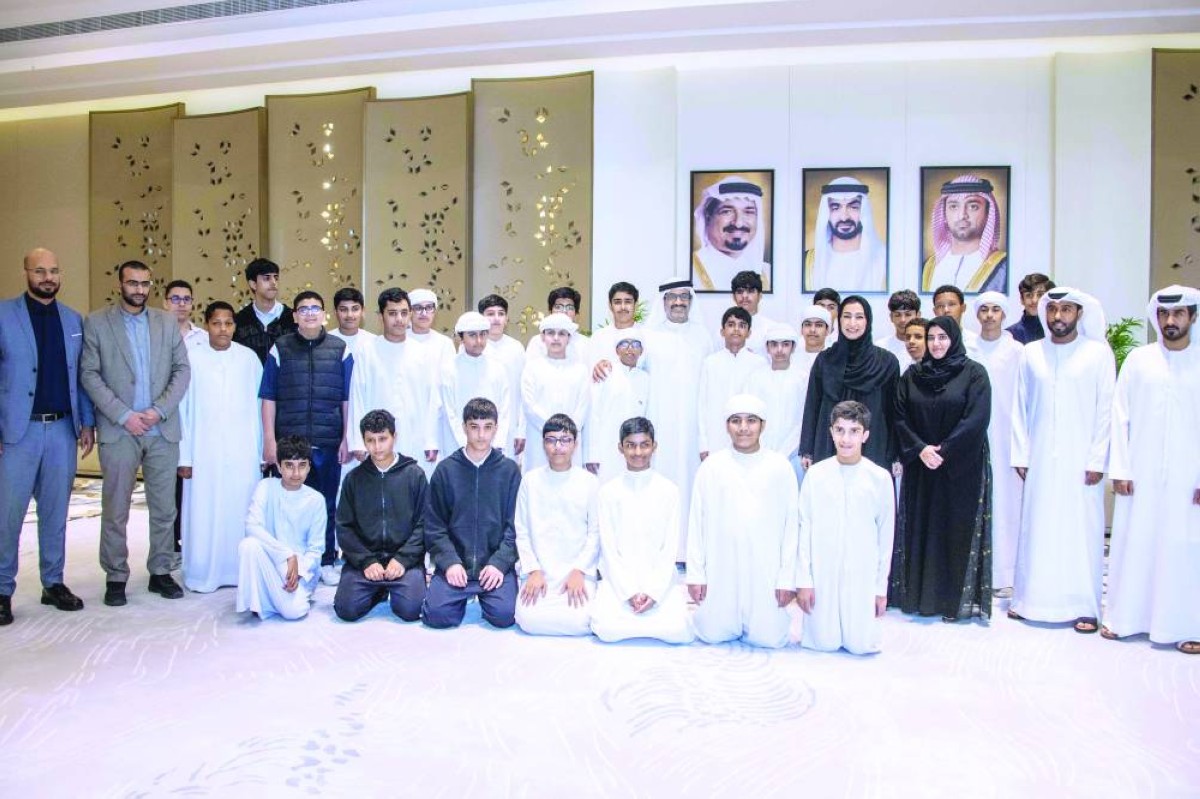 عبدالله بن دلموك وعدد من المسؤولين والطلاب المشاركين في جلسة «السنع في ميالسنا»