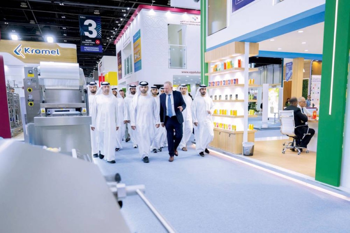 منصور بن محمد خلال زيارته معرض «جلفود للتصنيع» 
