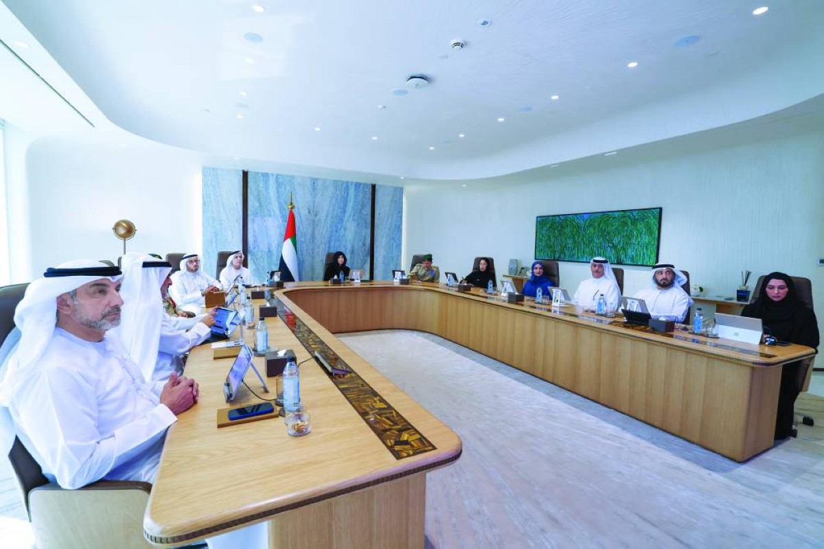 لطيفة بنت محمد مترئسة الاجتماع بحضور مطر الطاير وعبدالله المري ومحمد المري ومنى المري وهالة بدري وعبدالرحمن المهيري وأحمد بهروزيان وماهر جلفار ومنى القرق وأحمد المزروعي 