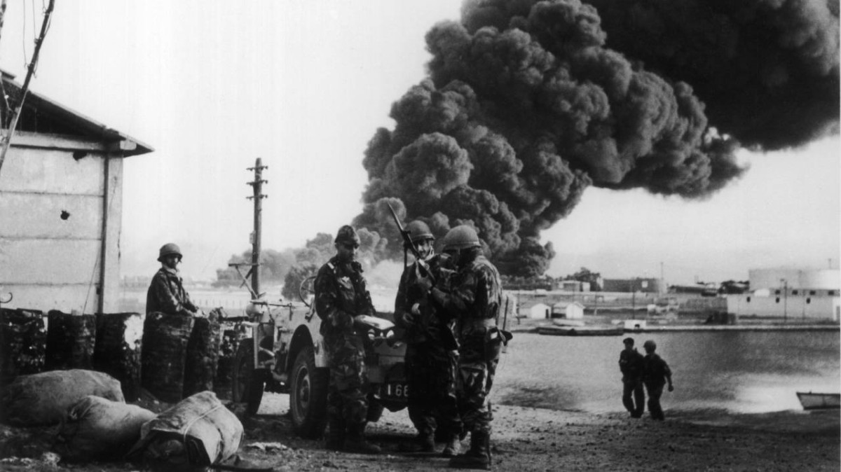 1956 -  القوات الفرنسية والبريطانية تحتل مدينتي بورسعيد وبور فؤاد أثناء العدوان الثلاثي على مصر.