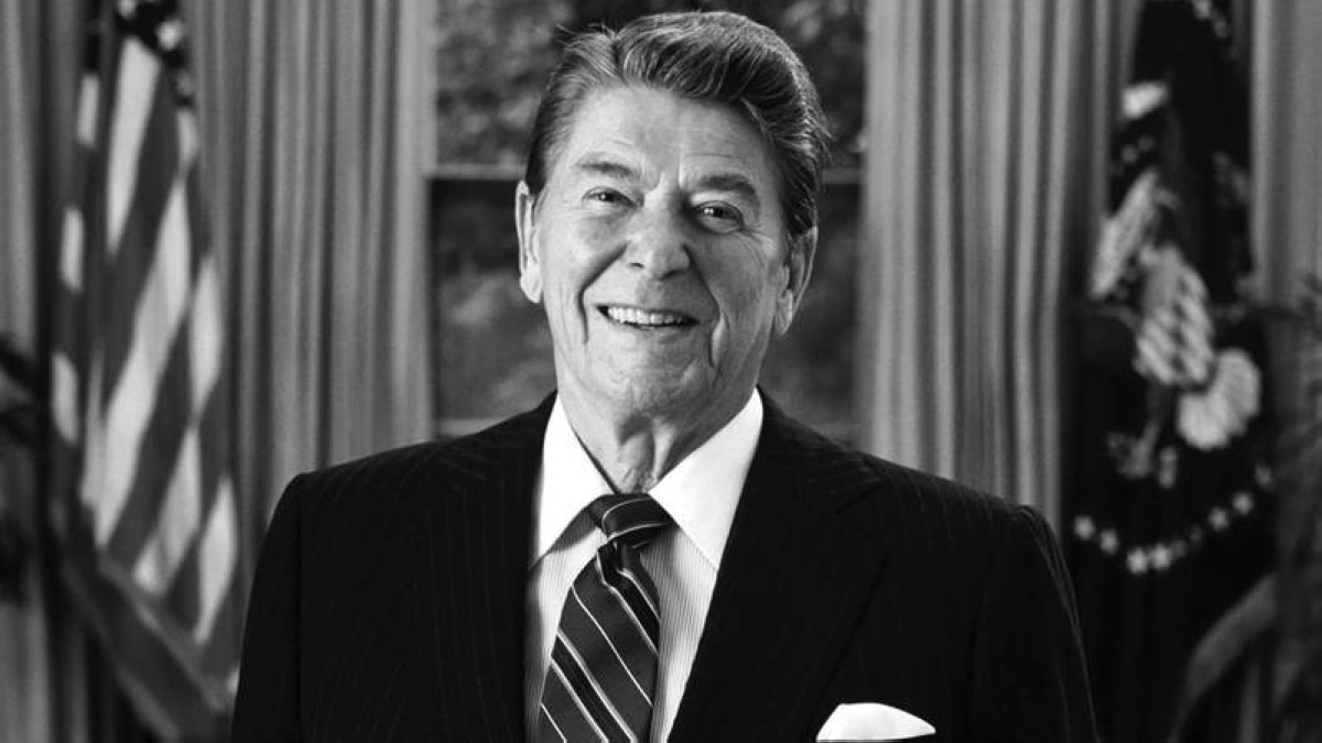 1980 -  انتخاب رونالد ريغان رئيساً للولايات المتحدة.