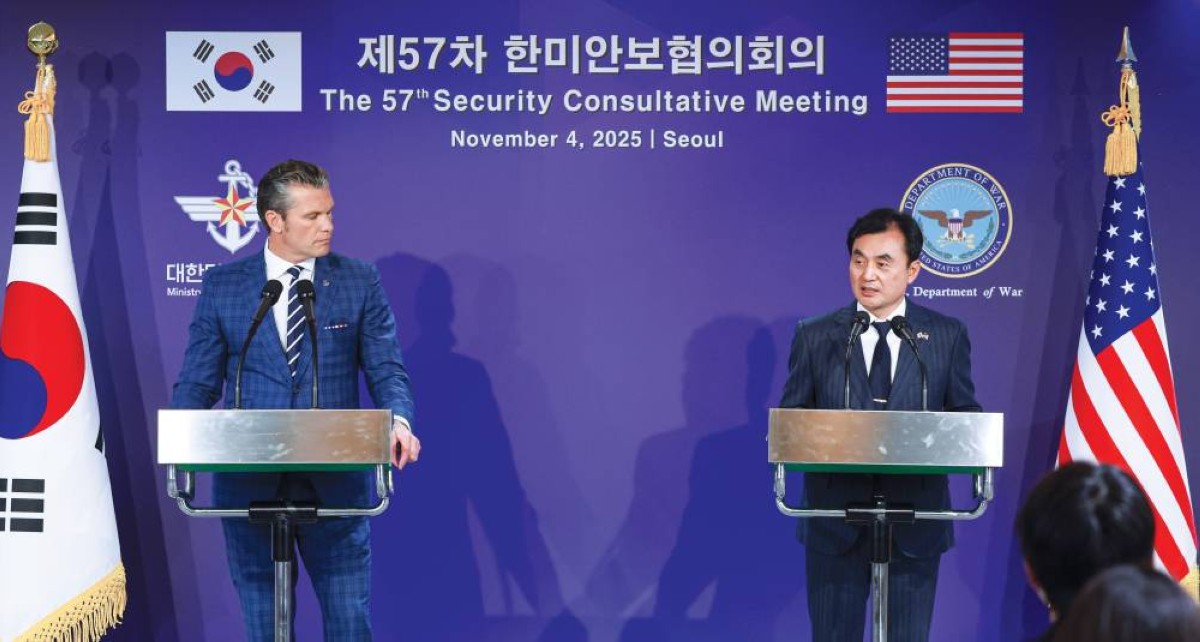 وزيرا الدفاع الأمريكي بيت هيغسيث والكوري الجنوبي آن جيو باك خلال مؤتمر صحفي في سيئول