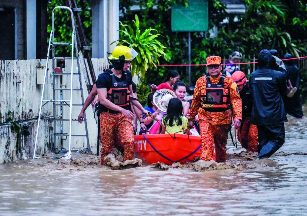 فرق الطوارئ تساعد متضررين من اجتياح أمطار الإعصار كالمايغي لمدينة سيبو 