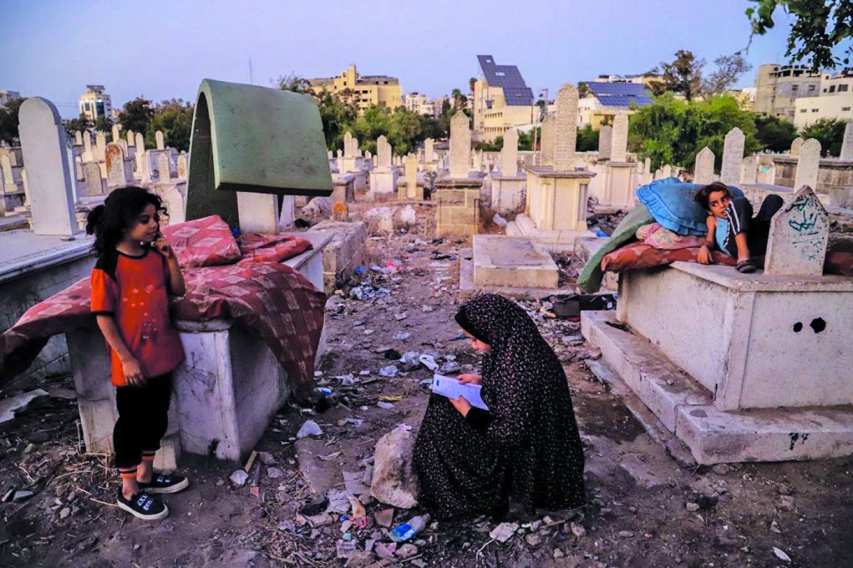 نازحون وجدوا مأوى في إحدى مقابر غزة 