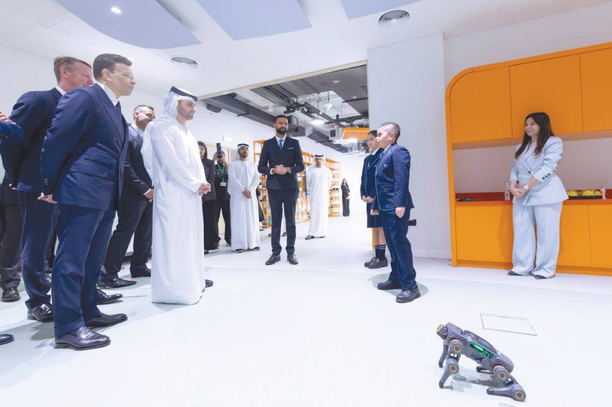 منصور بن محمد خلال افتتاحه مدرسة جيمس للبحوث والابتكار بحضور صني فاركي 