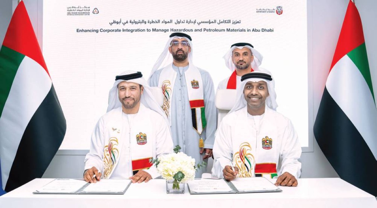 أحمد الشيباني وخلفان المنصوري خلال توقيع المذكرة