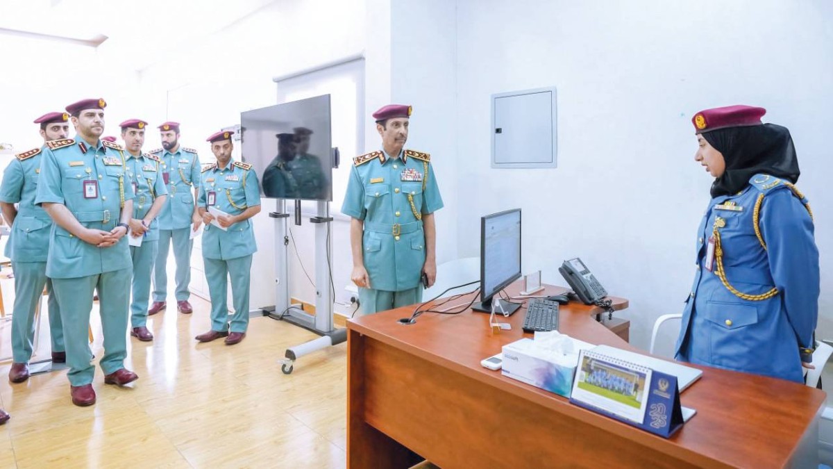 سلطان النعيمي خلال تفقّد إدارة الاستراتيجية وتطوير الأداء في شرطة عجمان