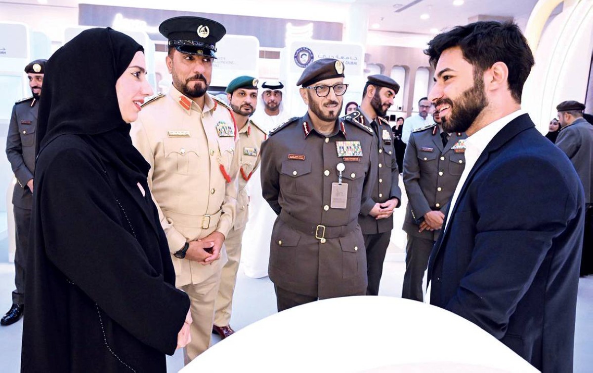 محمد المري وعائشة ميران خلال تفقد المعرض