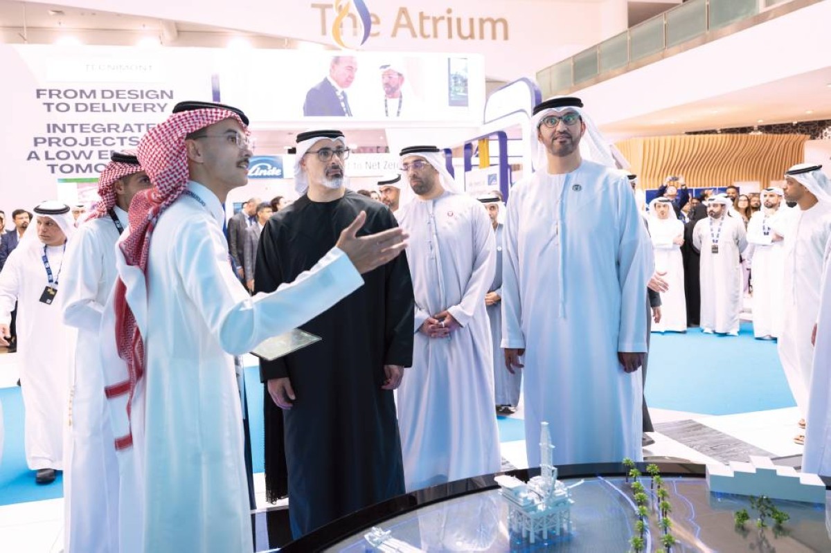 سموه يستمع إلى شرح من أحد مسؤولي الجناح السعودي المشارك في المعرض بحضور سلطان الجابر