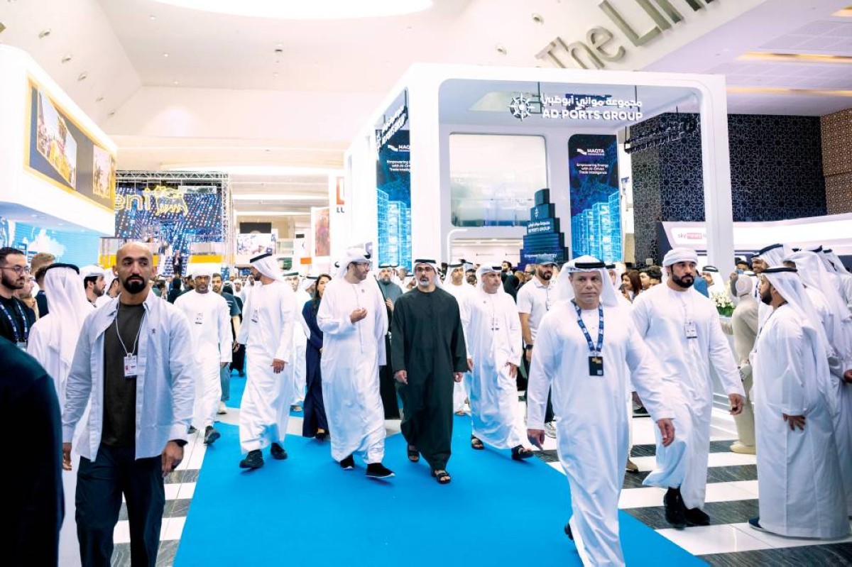 خالد بن محمد خلال الجولة في معرض «أديبك» بحضور سلطان الجابر