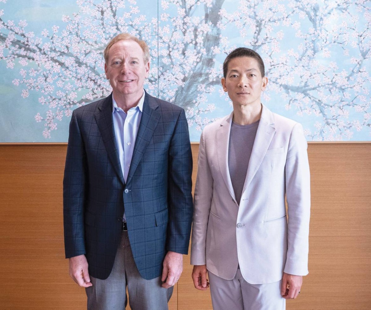 بينغ شياو وبراد سميث خلال الإعلان