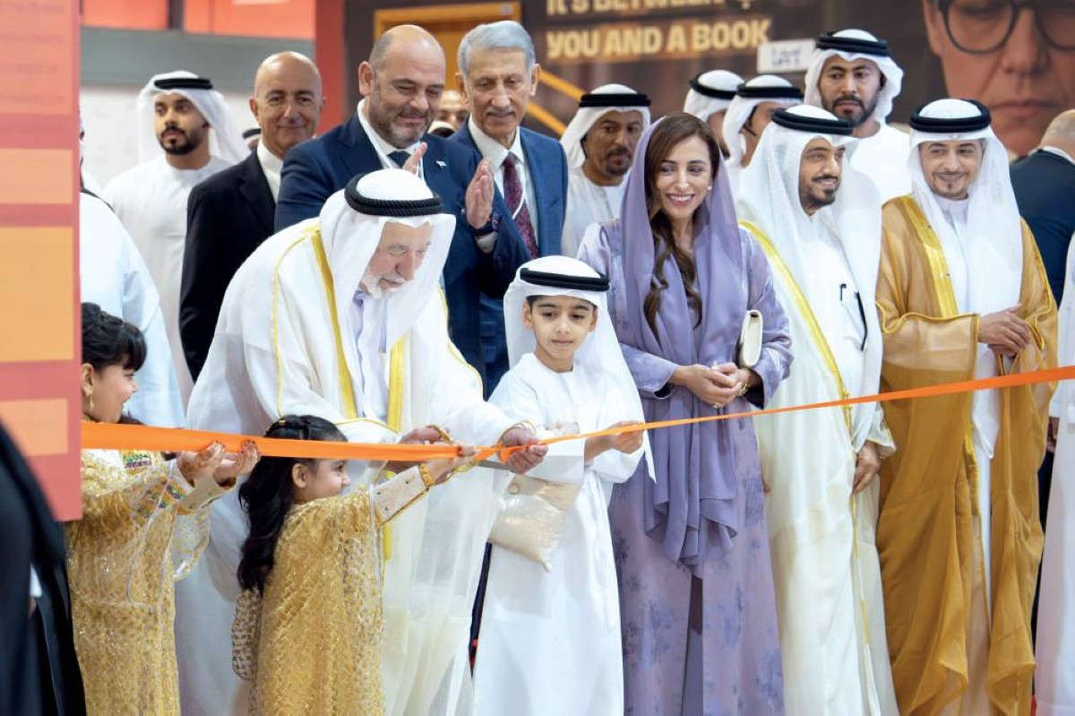 سلطان القاسمي خلال افتتاح المعرض بحضور بدور القاسمي وأحمد العامري وعدد من المسؤولين