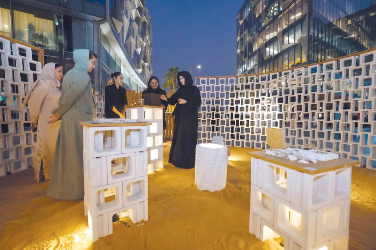 لطيفة بنت محمد خلال الافتتاح بحضور نورة الكعبي وخديجة البستكي