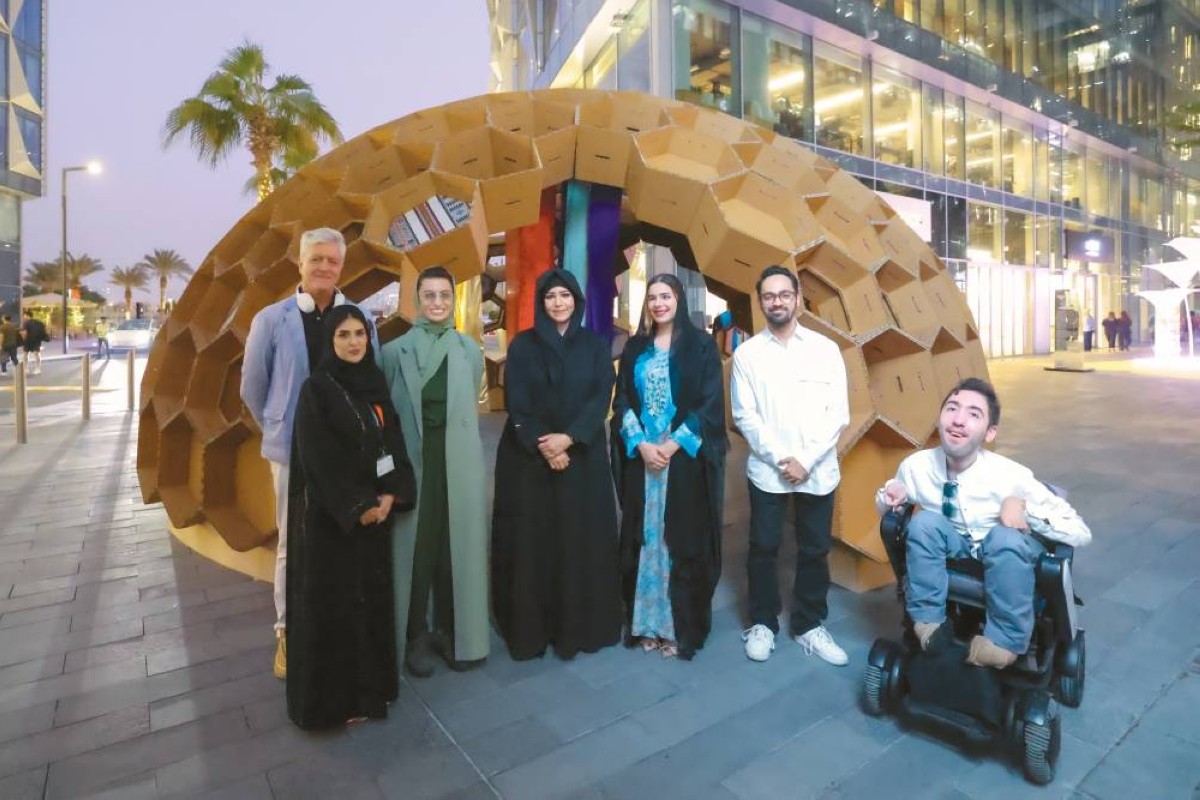 لطيفة بنت محمد مع عدد من المشاركين في أسبوع دبي للتصميم