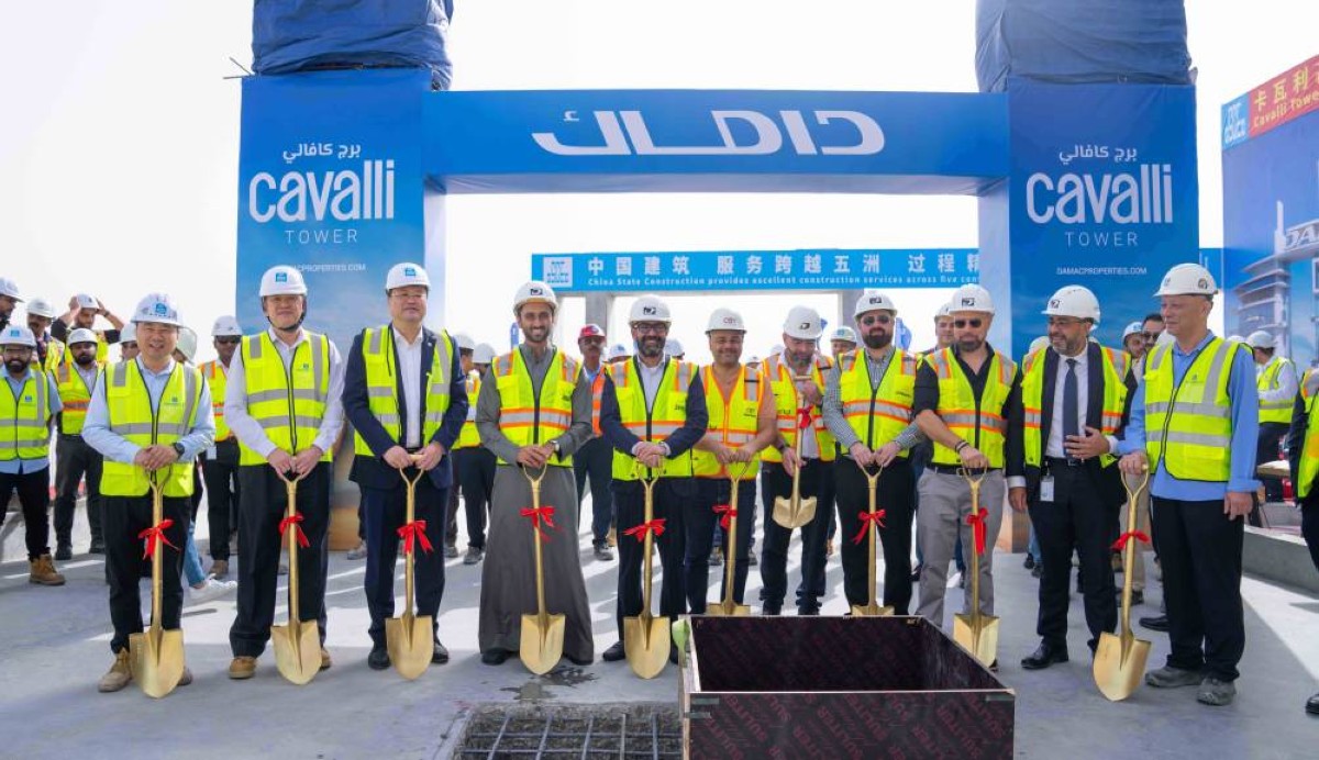 علي سجواني العضو المنتدب لمجموعة داماك يصب الخرسانة النهائية في الطابق الحادي والسبعين لبرج كافالي