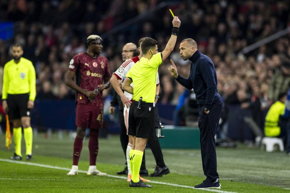 أياكس أمستردام يقيل هيتينغا بعد 4 هزائم ثقيلة متتالية