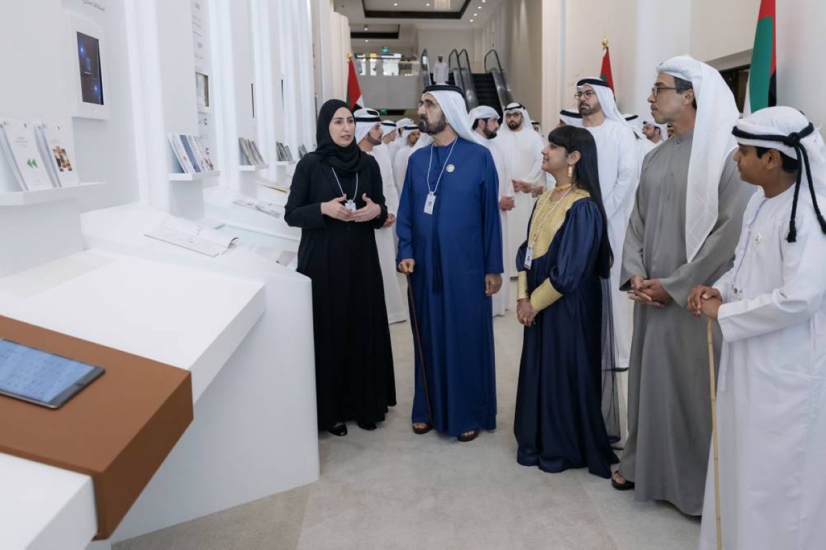 محمد بن راشد خلال اطلاعه على الجدارية بحضور منصور بن زايد وأحمد بن محمد وراشد بن سعود ومحمد القرقاوي | تصوير: خليفة اليوسف