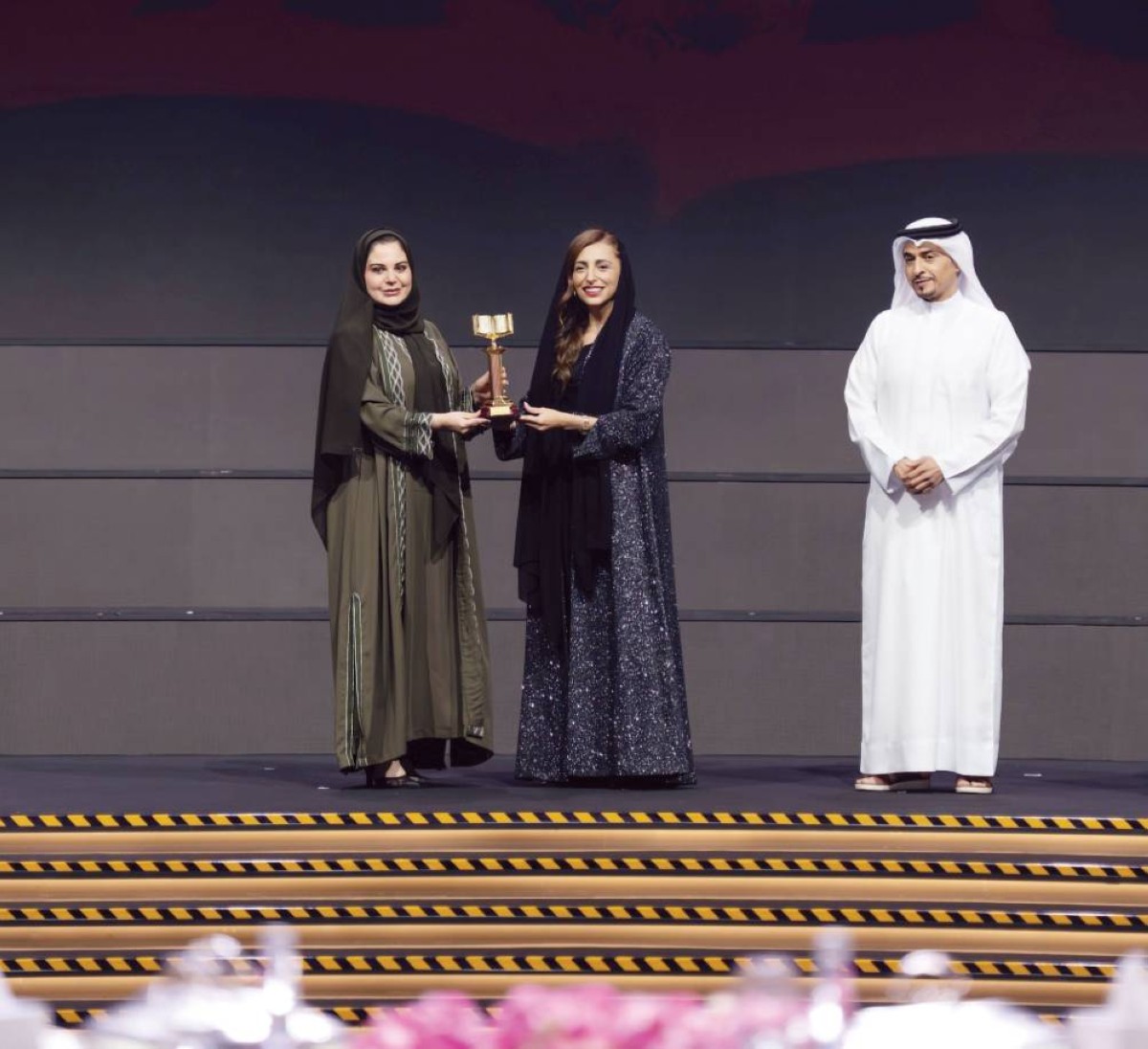 بدور القاسمي مكرمة نادية النجار بحضور أحمد العامري 