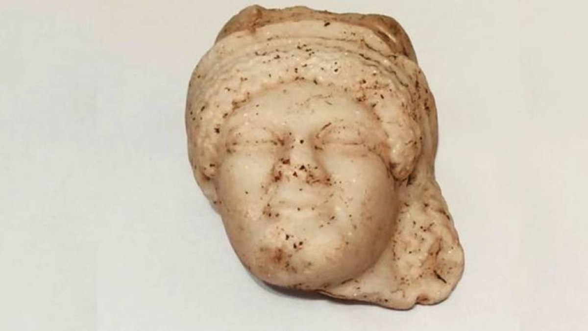 اكتشاف قناع امرأة أثري