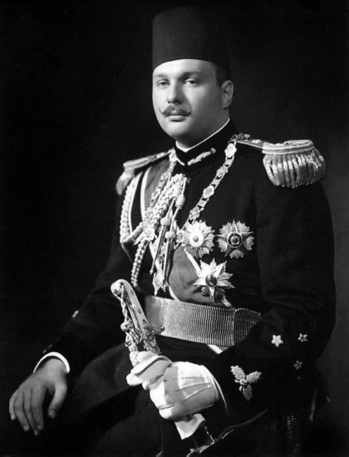 1949 -  ملك مصر فاروق الأول يصدر قراراً بحل البرلمان وإجراء انتخابات جديدة.