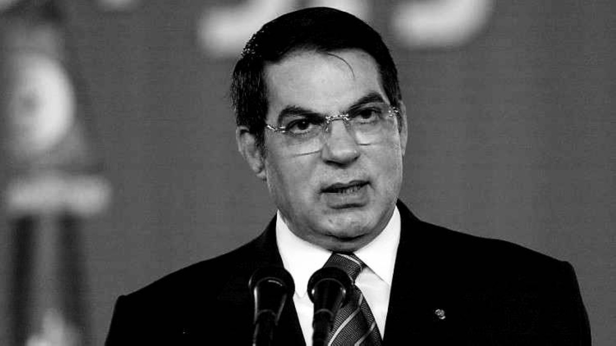 1987 -  رئيس الوزراء التونسي زين العابدين بن علي يطيح بالرئيس الحبيب بورقيبة.