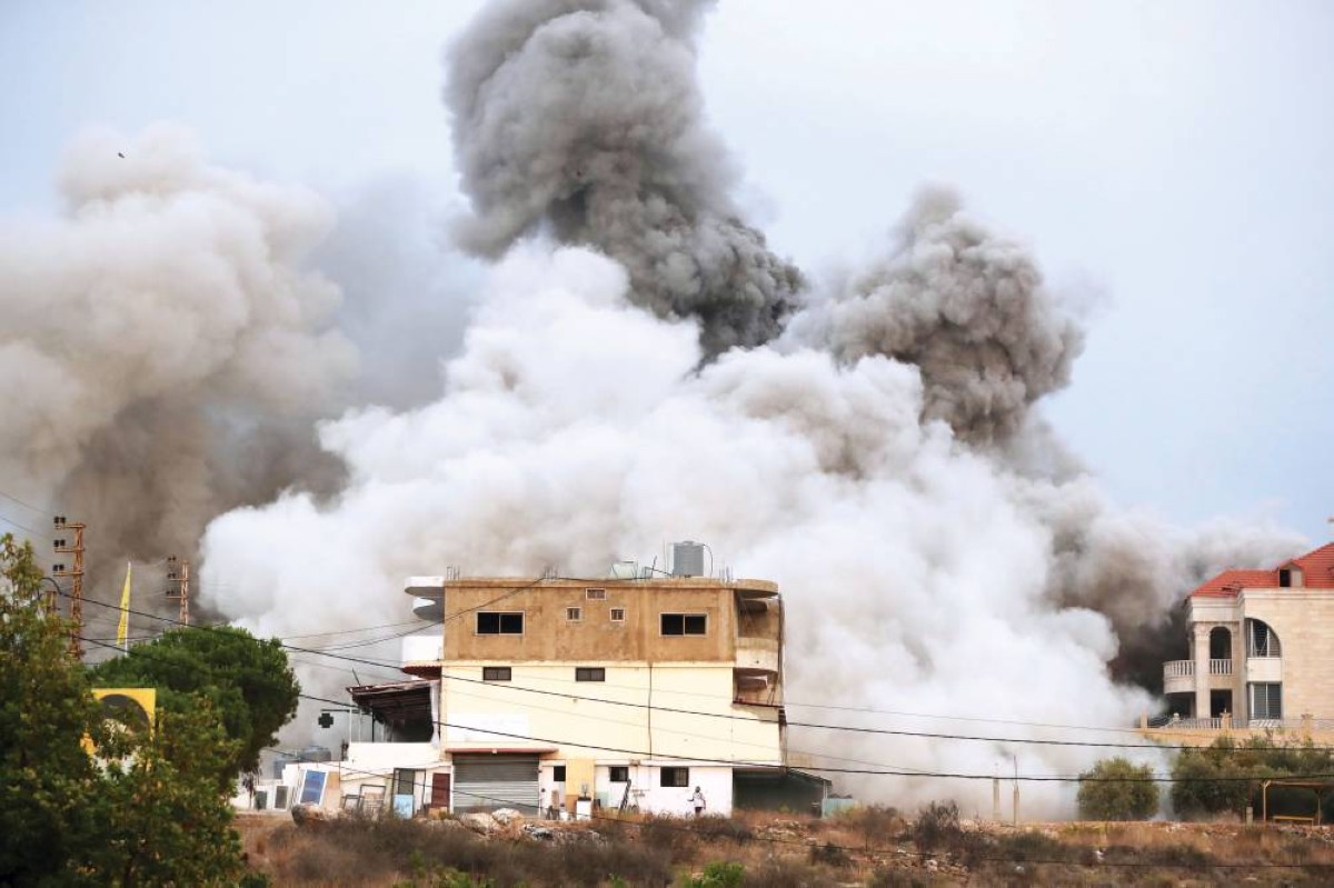 تصاعد الدخان بعد غارة جوية إسرائيلية على بلدة طير دبا في جنوب لبنان