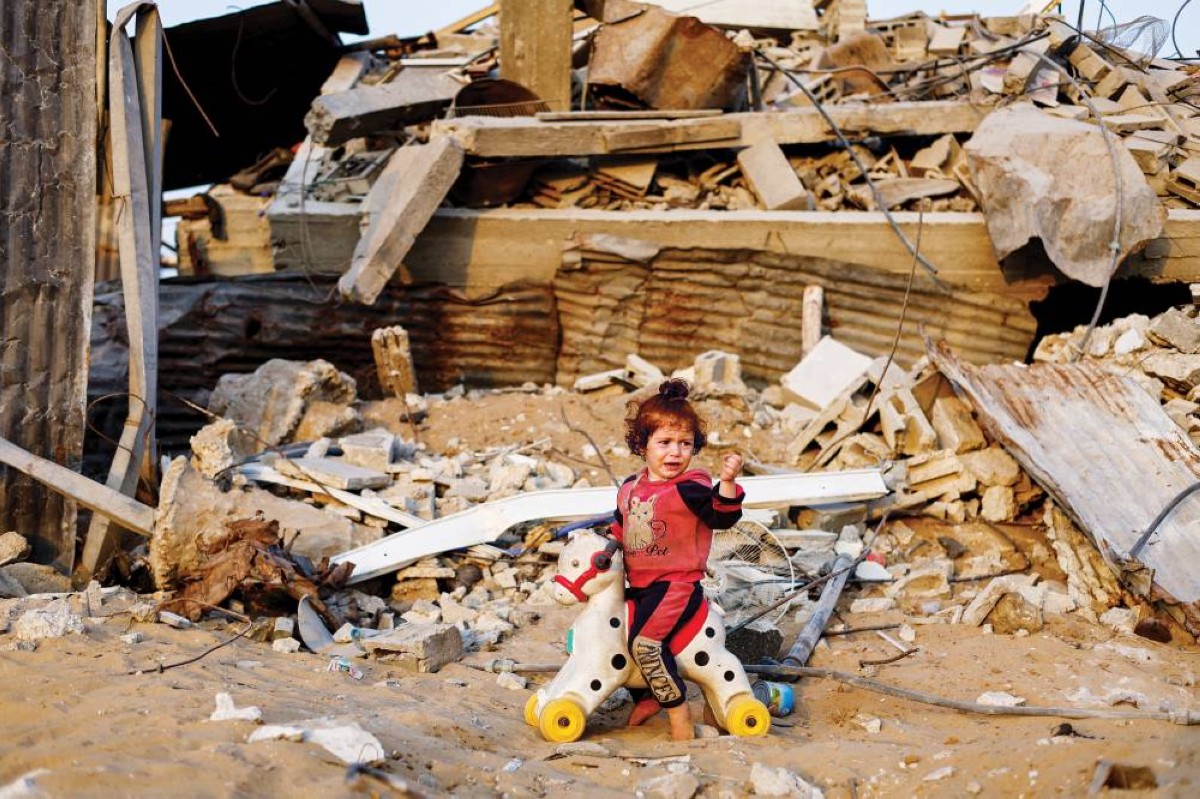 طفلة فلسطينية وسط أنقاض المباني المدمرة في جباليا