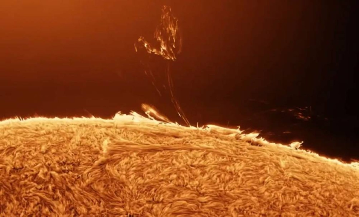 رقصة نارية فوق الشمس.. لقطات نادرة تكشف جمالاً مذهلاً