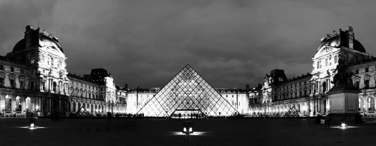 1793  فرنسا تفتح أبواب قصر اللوفر متحفاً للعموم.