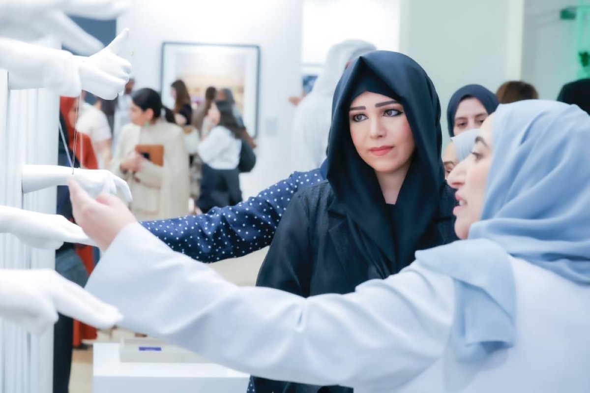 لطيفة بنت محمد تطّلع على أحد الأعمال في المعرض 