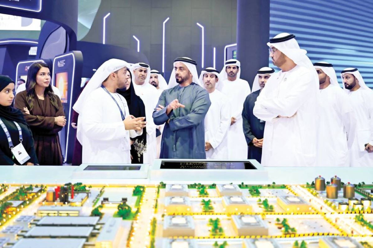 سيف بن زايد خلال زيارة «أديبك 2025» بحضور سلطان الجابر