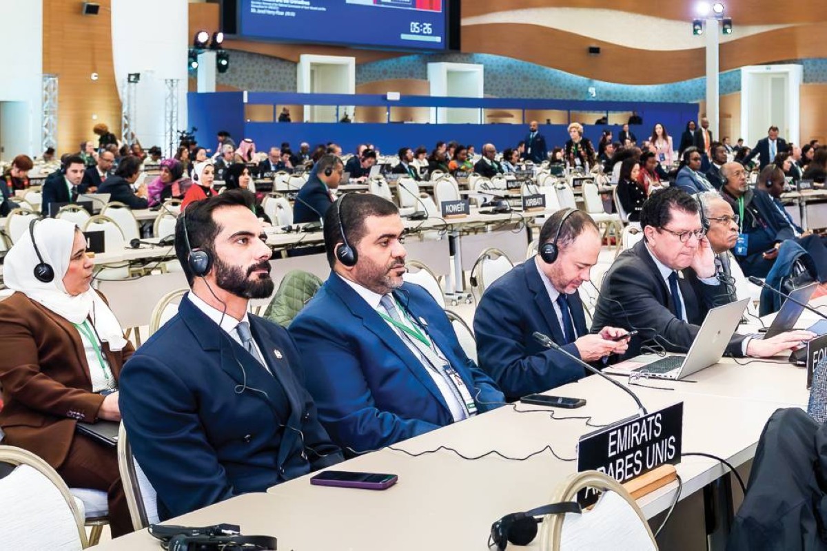 سالم القاسمي وأعضاء الوفد خلال المؤتمر