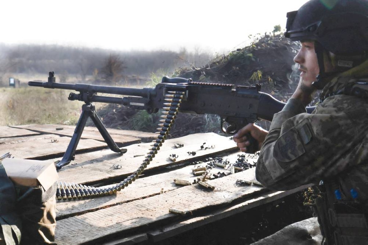 جندي أوكراني خلال تدريب عسكري قرب خط المواجهة في زابوريجيا