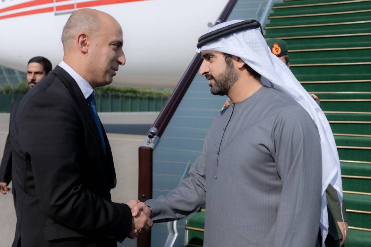  حمدان بن محمد لدى وصوله مطار حيدر علييف الدولي وفي استقباله أمين أمرولاييف وزير العلوم والتعليم في أذربيجان 