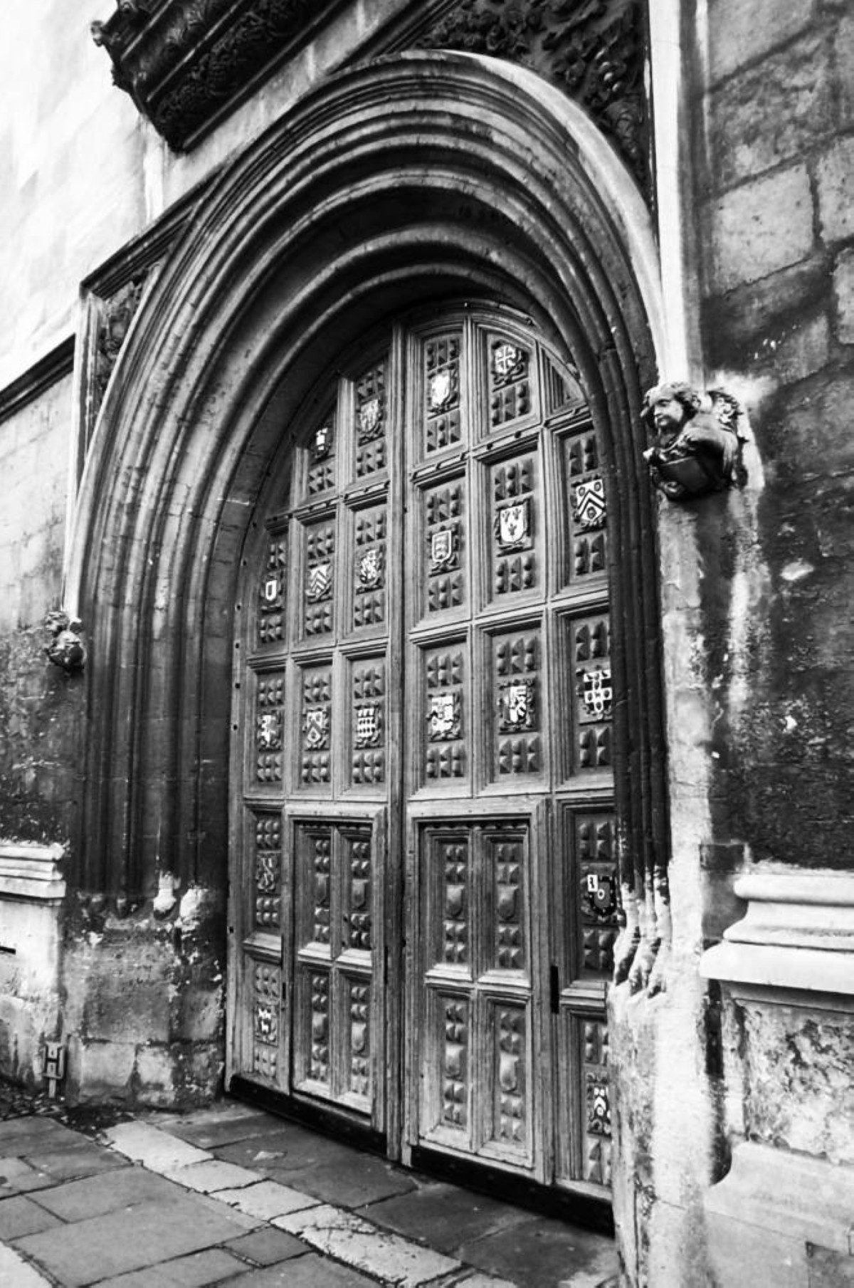 1602 -  افتتاح مكتبة بودلي في جامعة أوكسفورد للعامة.