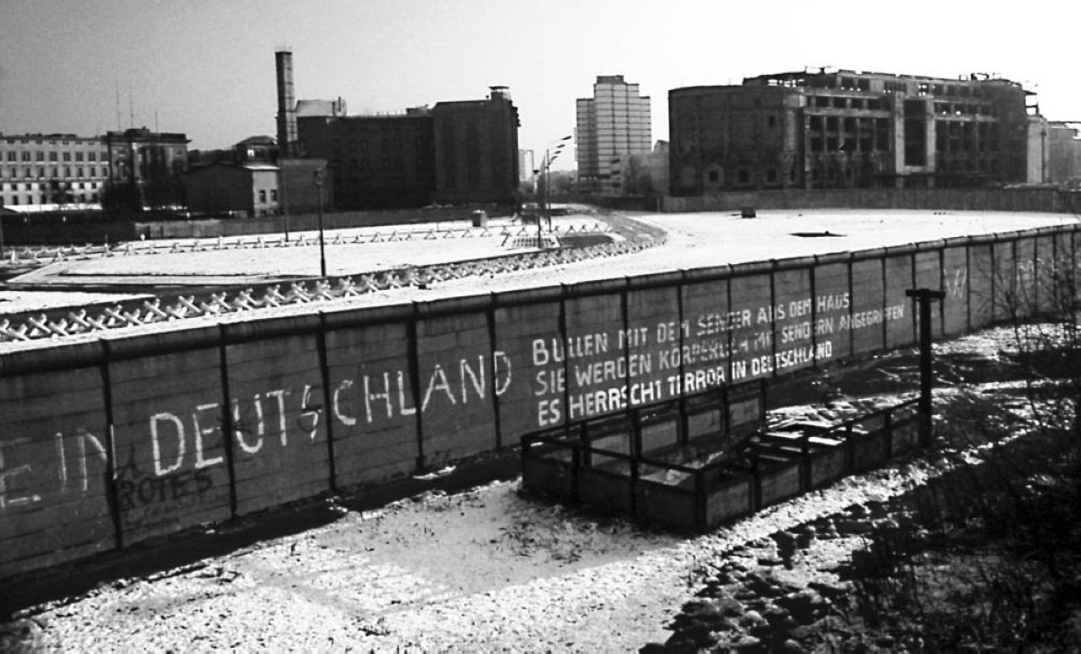 1989 -  بدء هدم جدار برلين.